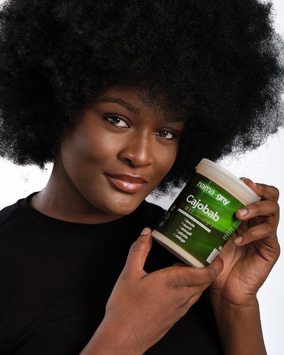 Masque capillaire Cajobab de Nama-Gny, présenté par une jeune femme aux cheveux naturels